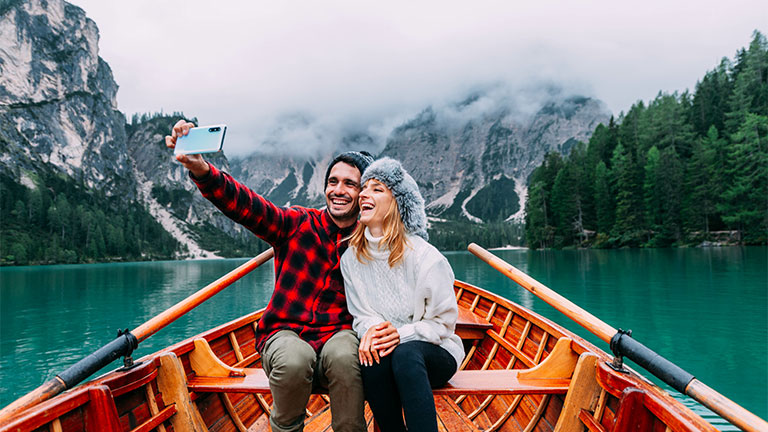 Couple in a Boat Canadian Lake; Pareja en bote rio canadiense