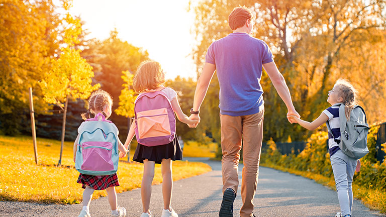 Safe and Secure walking to School in Canada; Caminando a la escuela sintiendose seguros Canada